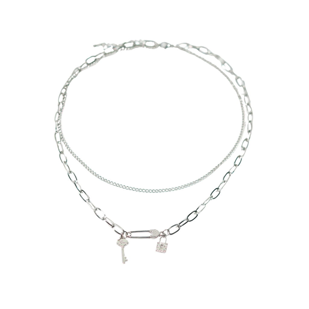 COLLAR EN PLATEADO CON DIJES