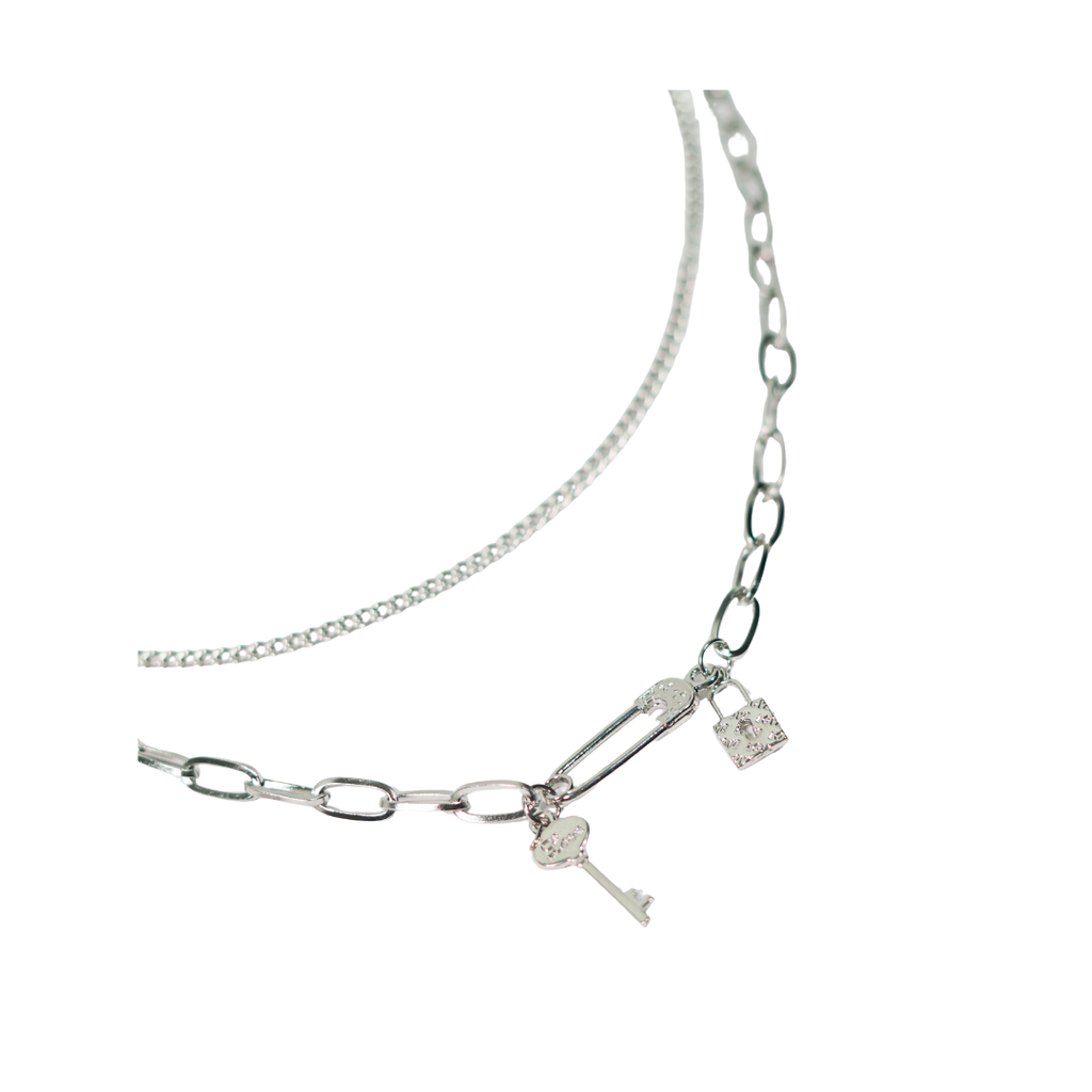 COLLAR EN PLATEADO CON DIJES