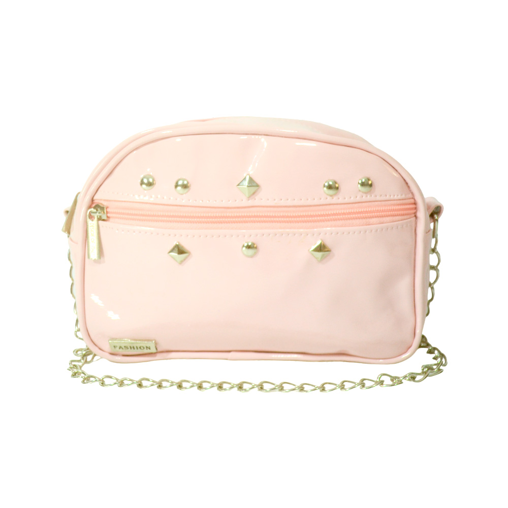 CARTERA CON TACHAS DE CHAROL CON CADENA