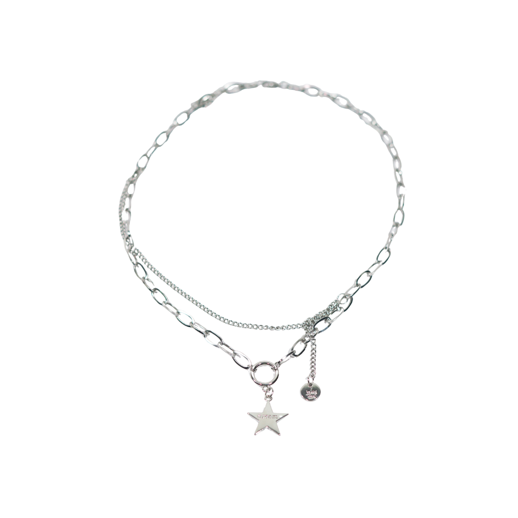 COLLAR EN PLATEADO CON DIJES