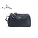 MINI BAG TEXTURADA CON DETALLE DE COSTURAS Y LOGO METÁLICO AMAYRA